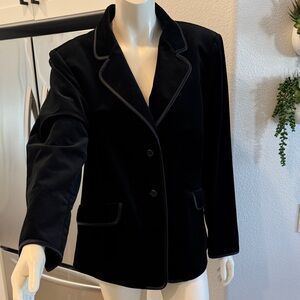 Black Velvet with Satin Trim Blazer Ellen
Tracy size 16